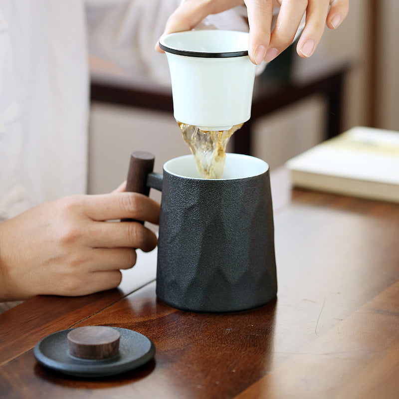Tasse de bureau en céramique avec poignée en bois et couvercle pour filtrer et séparer le thé en poterie brute