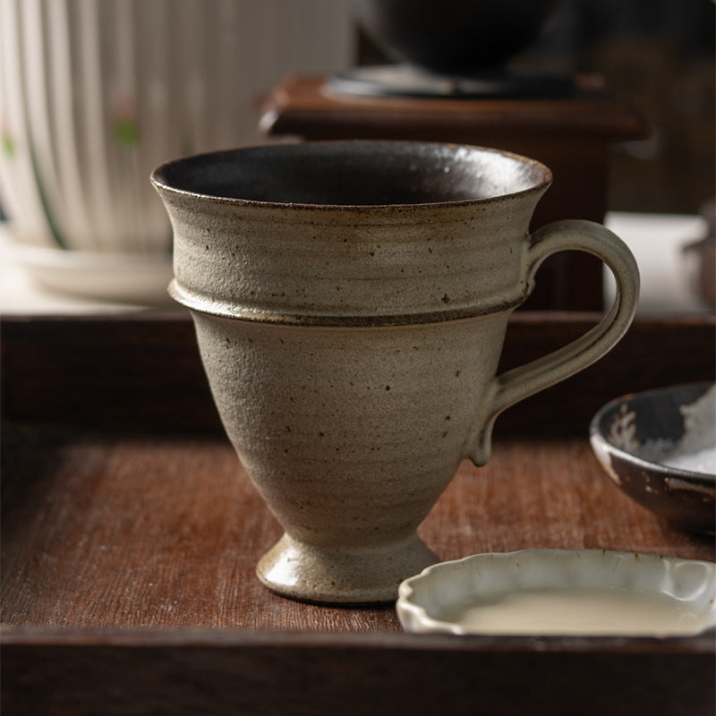 Tasse à café ouverte en poterie grossière faite à la main (haut-parleur)