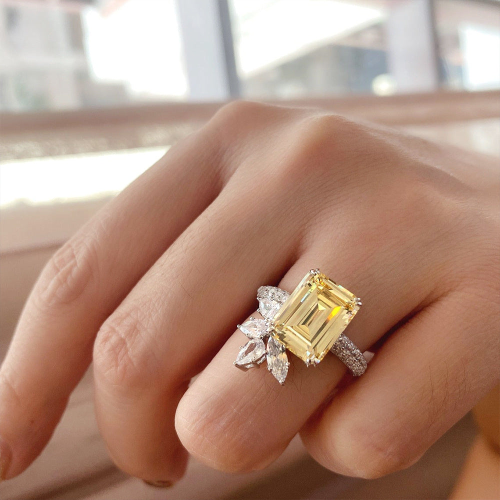 Bague vintage élégante avec zircon et diamant taille princesse
