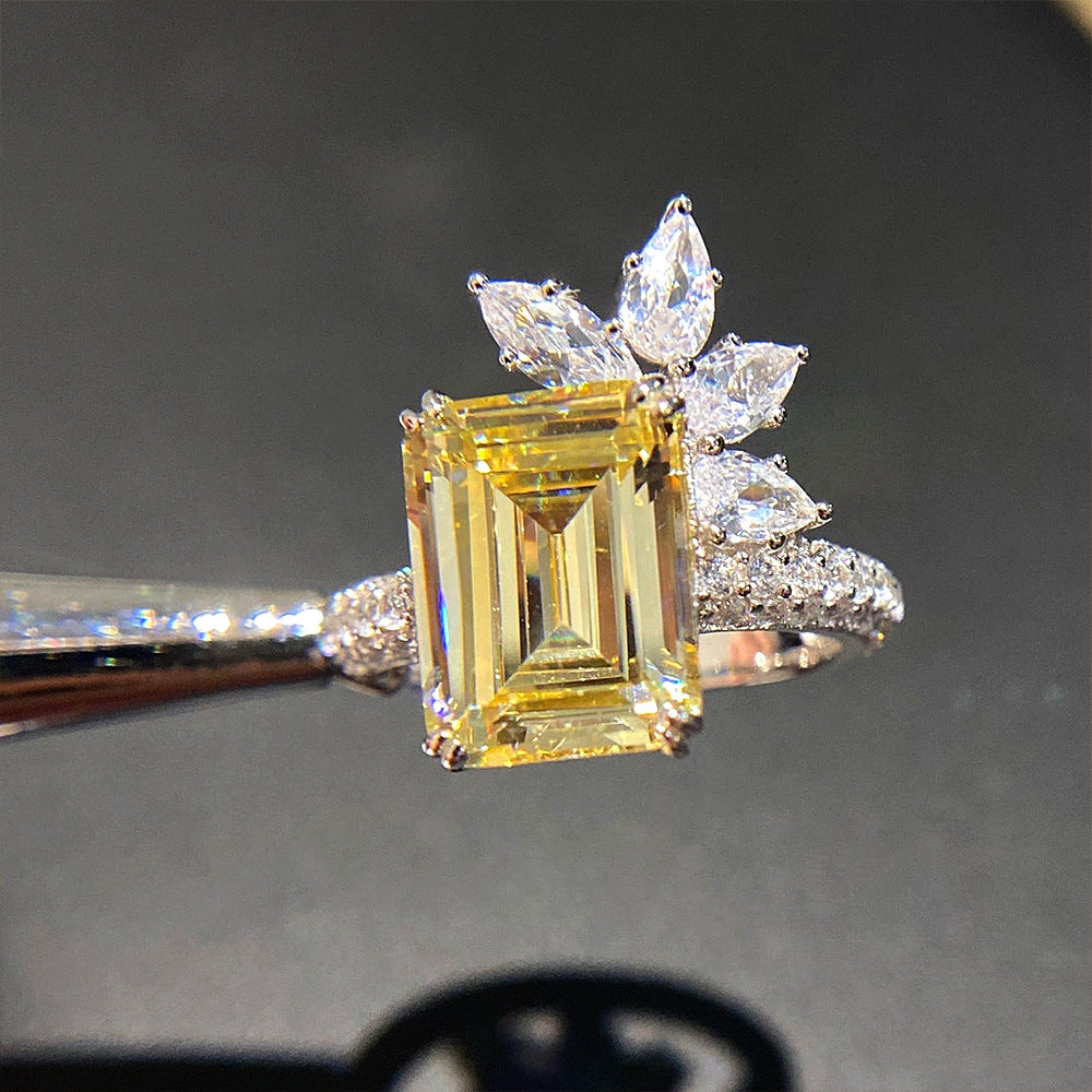 Bague vintage élégante avec zircon et diamant taille princesse