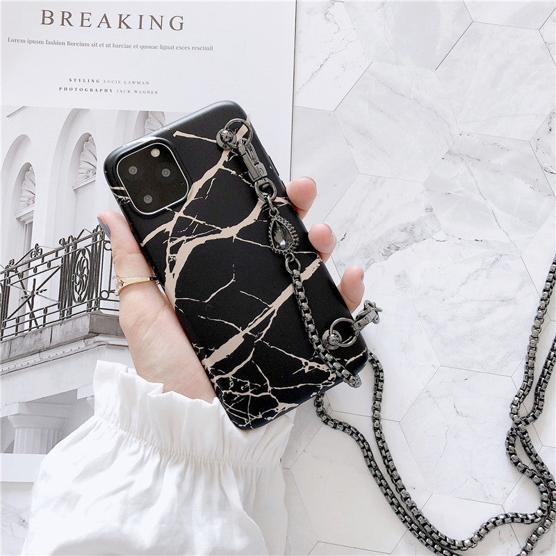 Le motif marbré bronzant peut s'étendre en diagonale sur la coque du téléphone.