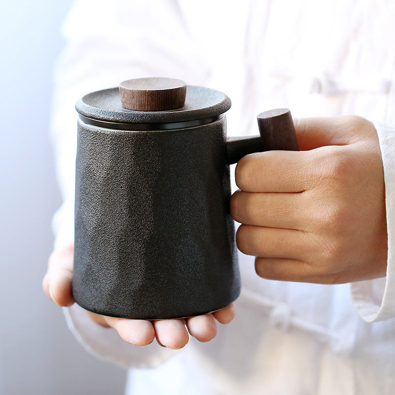 Tasse de bureau en céramique avec poignée en bois et couvercle pour filtrer et séparer le thé en poterie brute