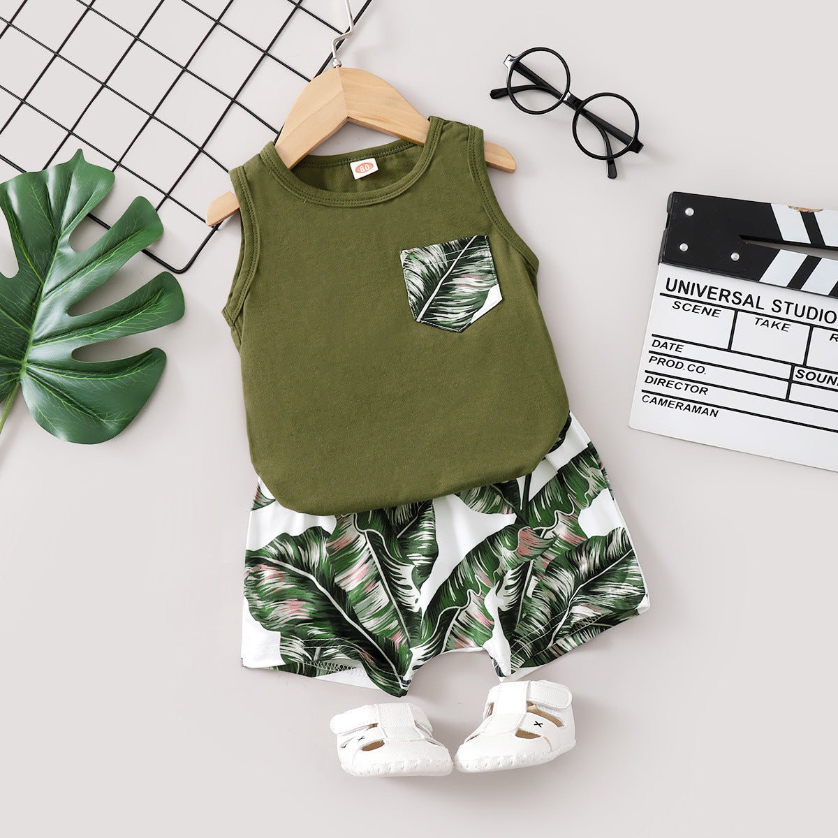 Ensemble deux pièces sans manches couleur unie avec short imprimé