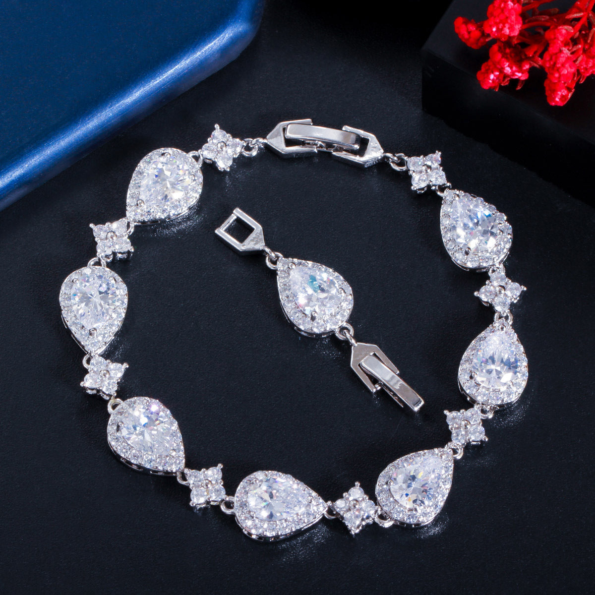 Women's Fashion Classic Drop-shaped Geometric Bracelet