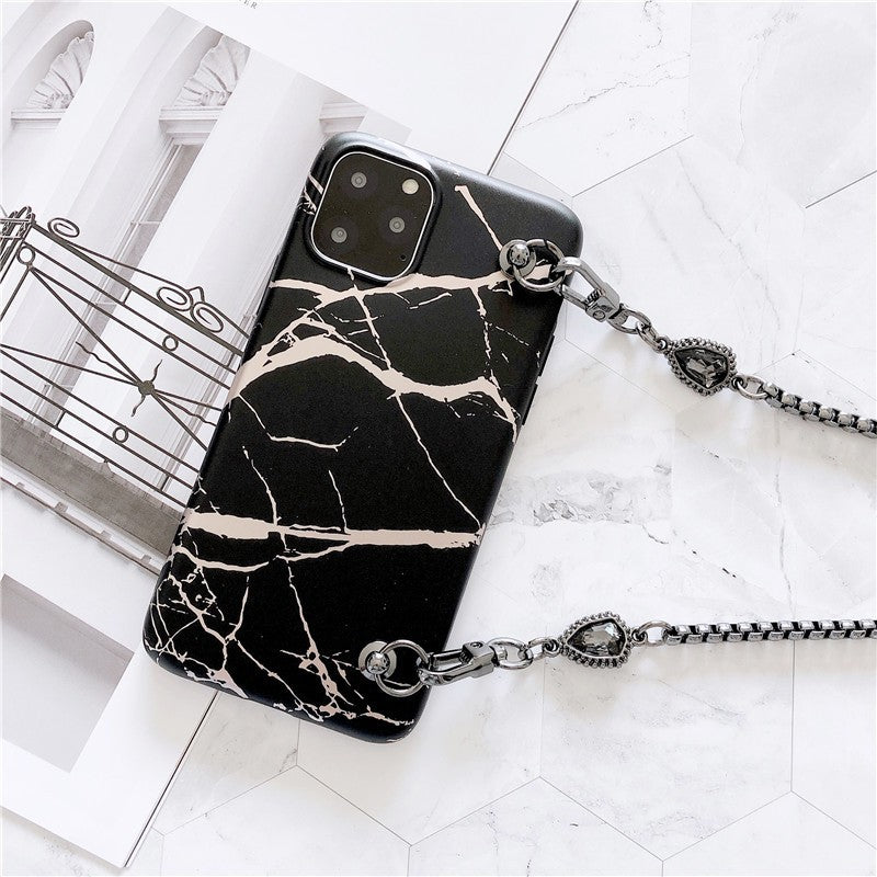 Le motif marbré bronzant peut s'étendre en diagonale sur la coque du téléphone.