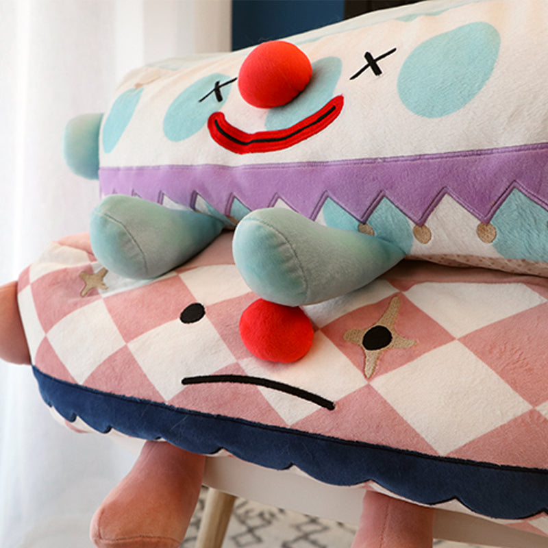L'animal de compagnie clown dort dans un lit douillet pour animaux.