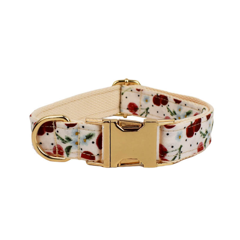 Collier pour animaux imprimé cerises rouges avec laisse, boucle à dégagement rapide dorée et nœud mignon