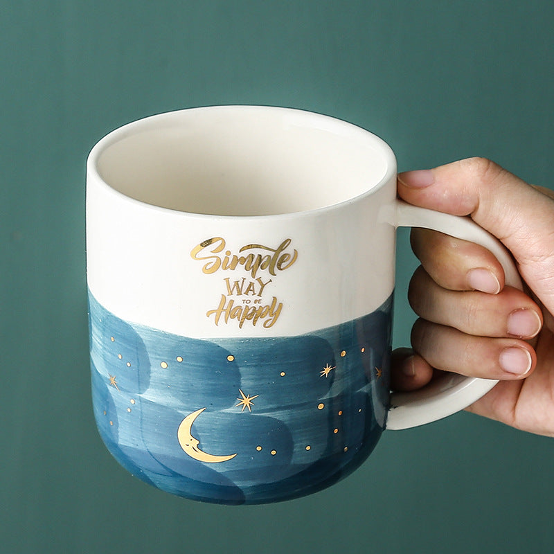 Tasse en céramique « Ciel étoilé » avec de l'eau pour la préparation du thé
