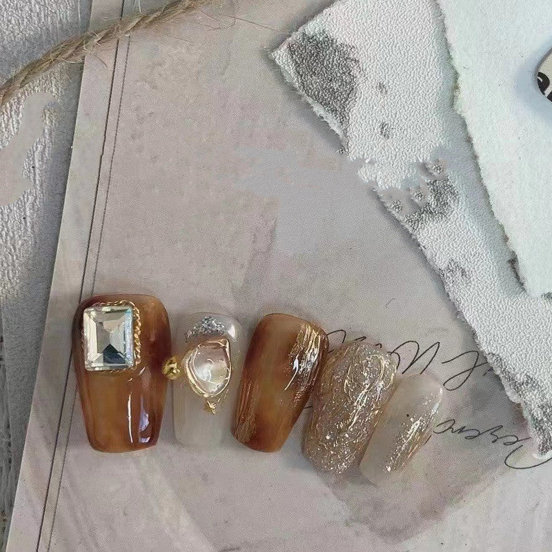 Art d'ongles dégradé ambré fleuri pour femme