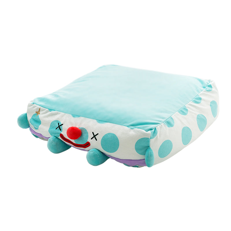 L'animal de compagnie clown dort dans un lit douillet pour animaux.