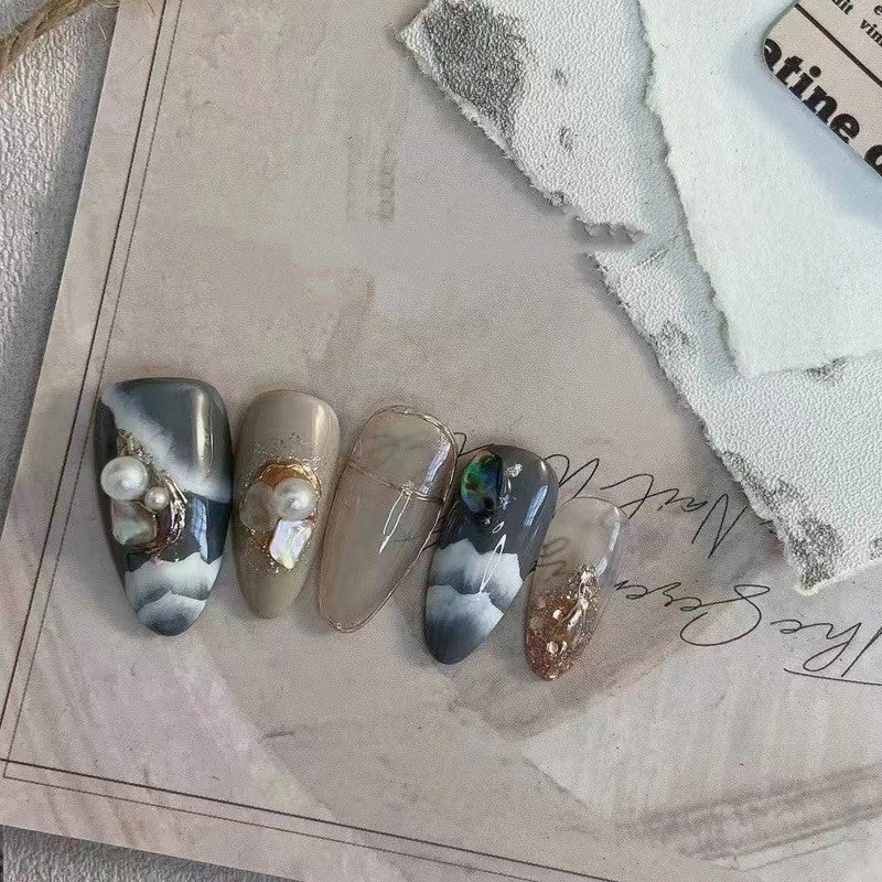 Art d'ongles dégradé ambré fleuri pour femme