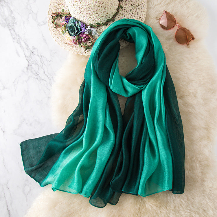 Version coréenne d'un foulard pour femme assorti aux couleurs