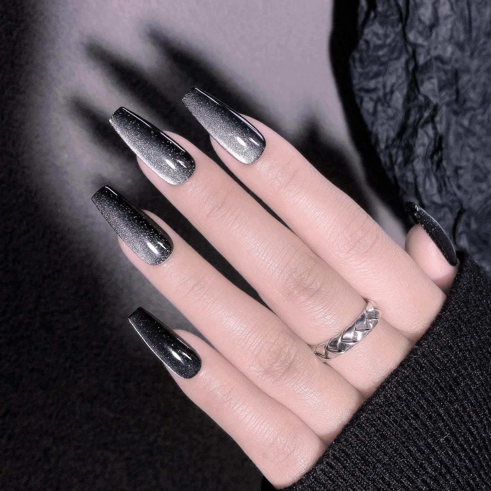 Vernis à ongles œil-de-chat noir intense, style fée sombre étincelant