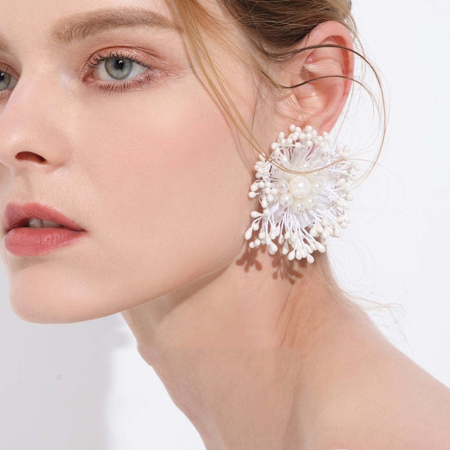 Boucles d'oreilles rétro fleurs blanches exagérées pour femmes