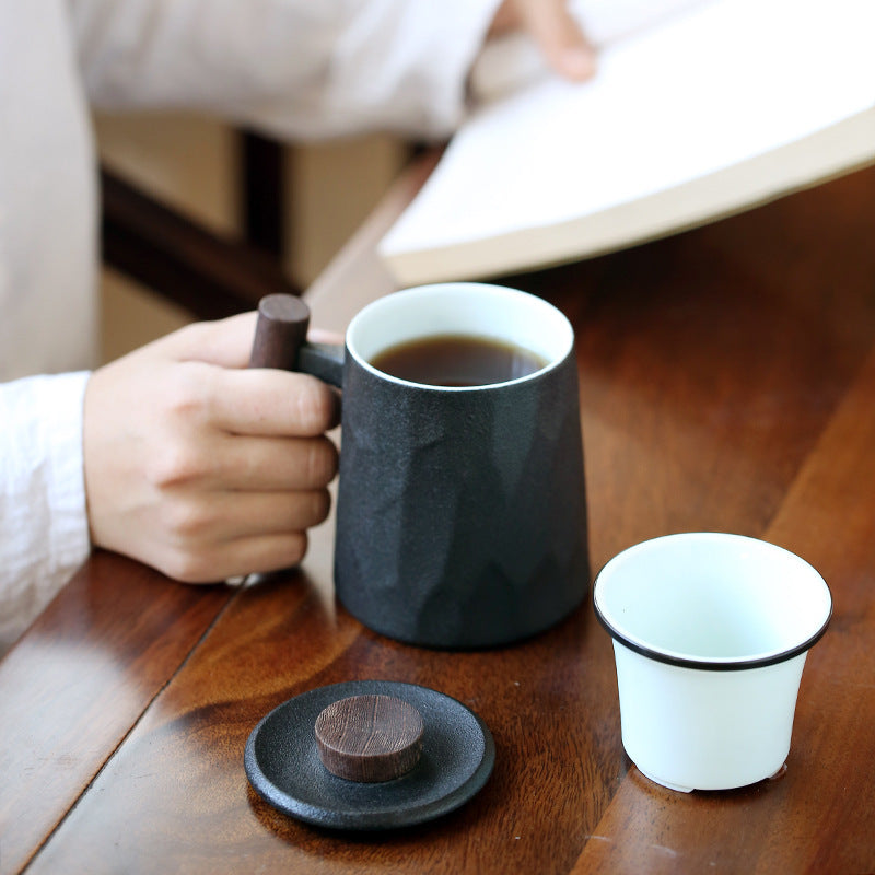 Tasse de bureau en céramique avec poignée en bois et couvercle pour filtrer et séparer le thé en poterie brute