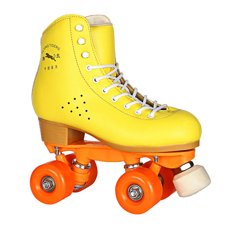 Patins à roulettes noirs à quatre roues avec frein réglable et roues en PU