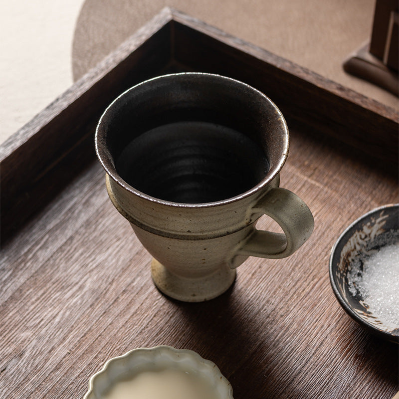 Tasse à café ouverte en poterie grossière faite à la main (haut-parleur)