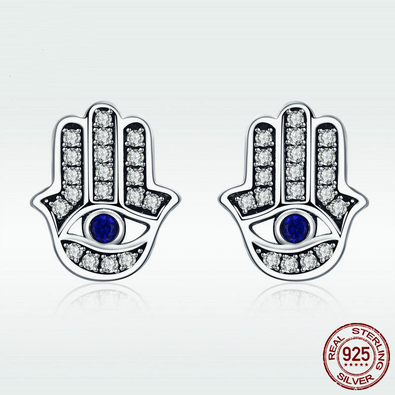 Les boucles d'oreilles en argent sterling sont à la mode pour les femmes.
