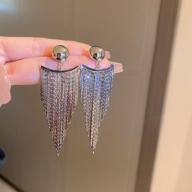 Petit motif de niche, longues boucles d'oreilles exagérées pour femmes