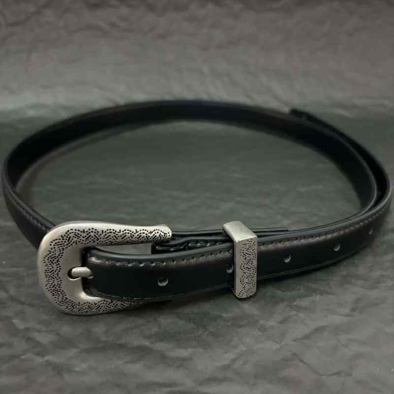 Ceinture en cuir pour femme à boucle ciselée en métal fin et étroit, motif original