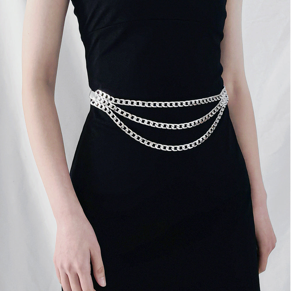 Ceinture-chaîne triple couche polyvalente et élastique, dorée, pour femme, à porter avec une robe.