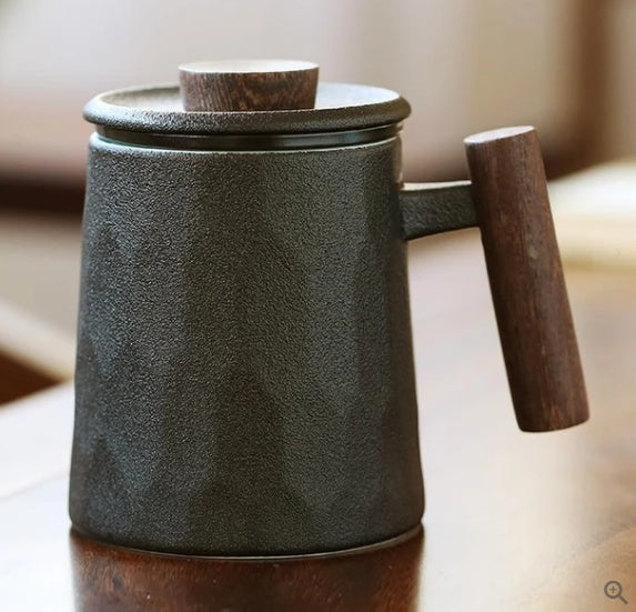 Tasse de bureau en céramique avec poignée en bois et couvercle pour filtrer et séparer le thé en poterie brute