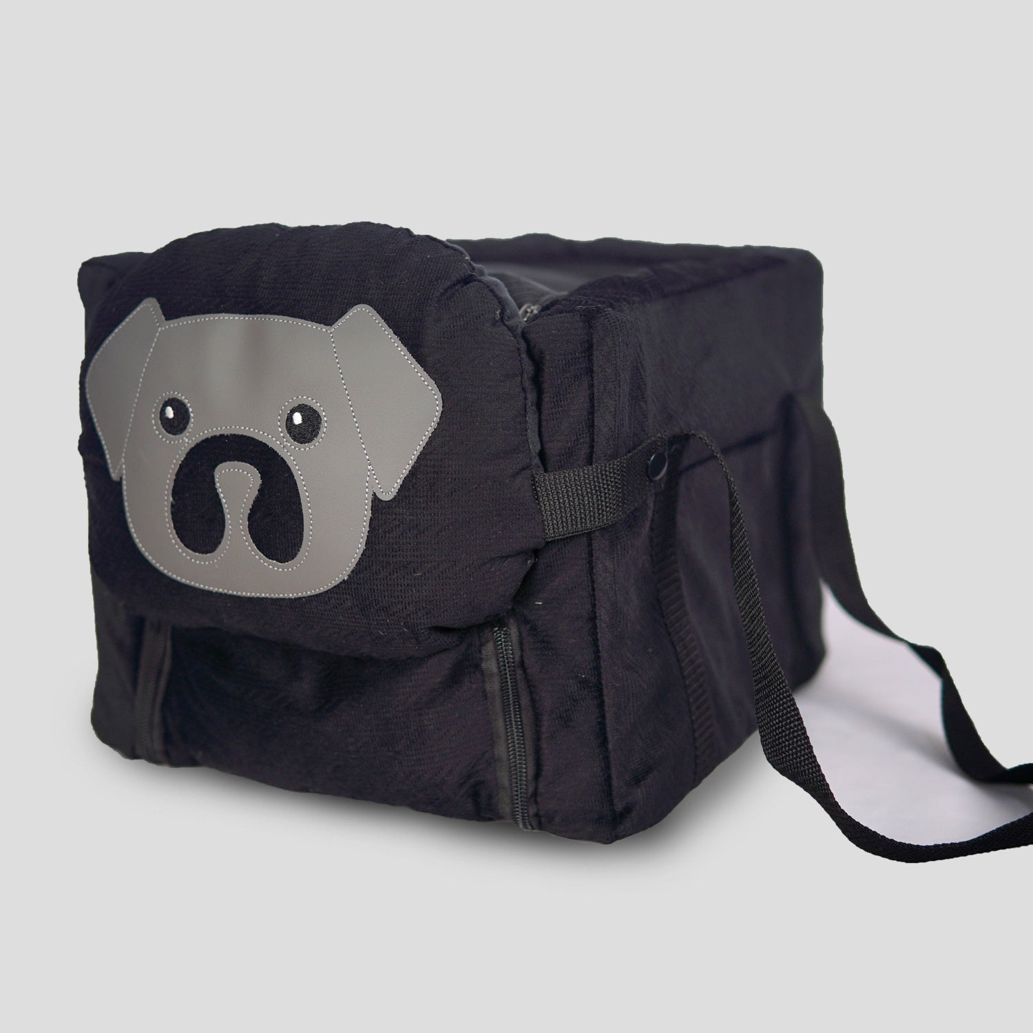 Les chats et les chiens sont sujets à transporter les sacs à dos de voyage, les sièges auto console et les accoudoirs de voiture.