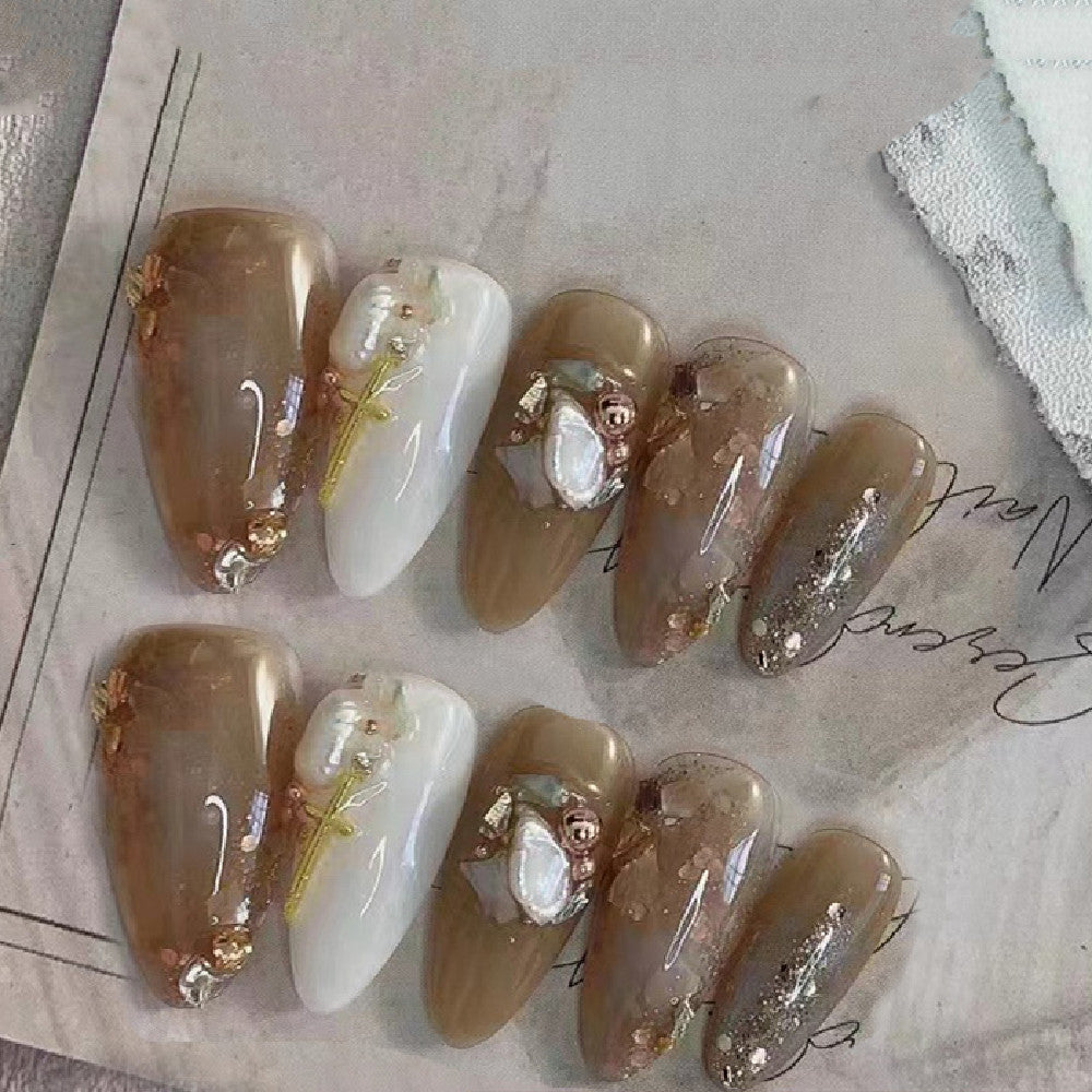 Art d'ongles dégradé ambré fleuri pour femme