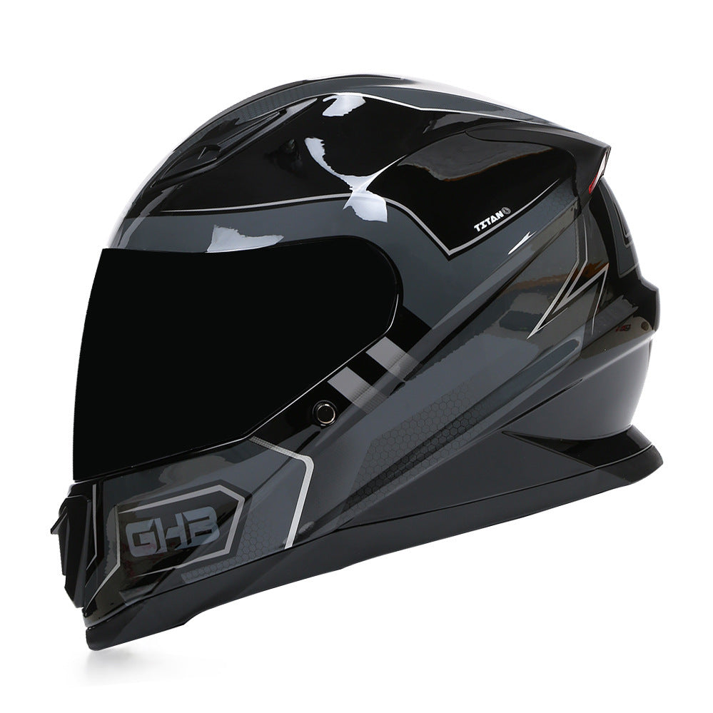 Casque de moto simple et polyvalent