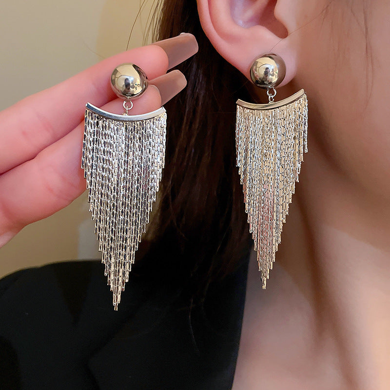 Petit motif de niche, longues boucles d'oreilles exagérées pour femmes
