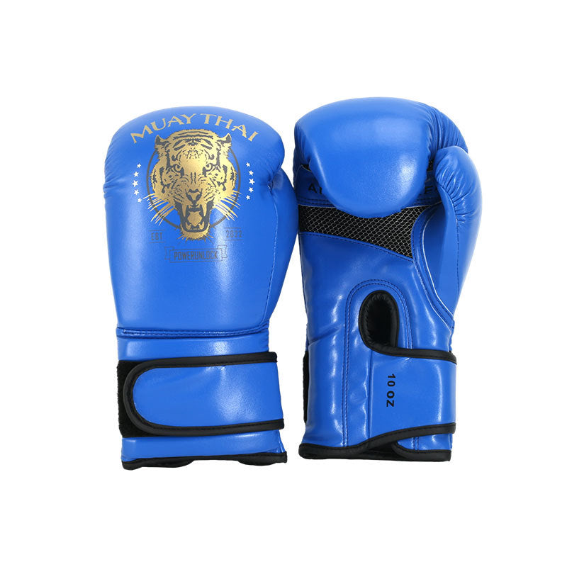 Garçons, entraînement de boxe thaïlandaise avec un sac de frappe et des gants