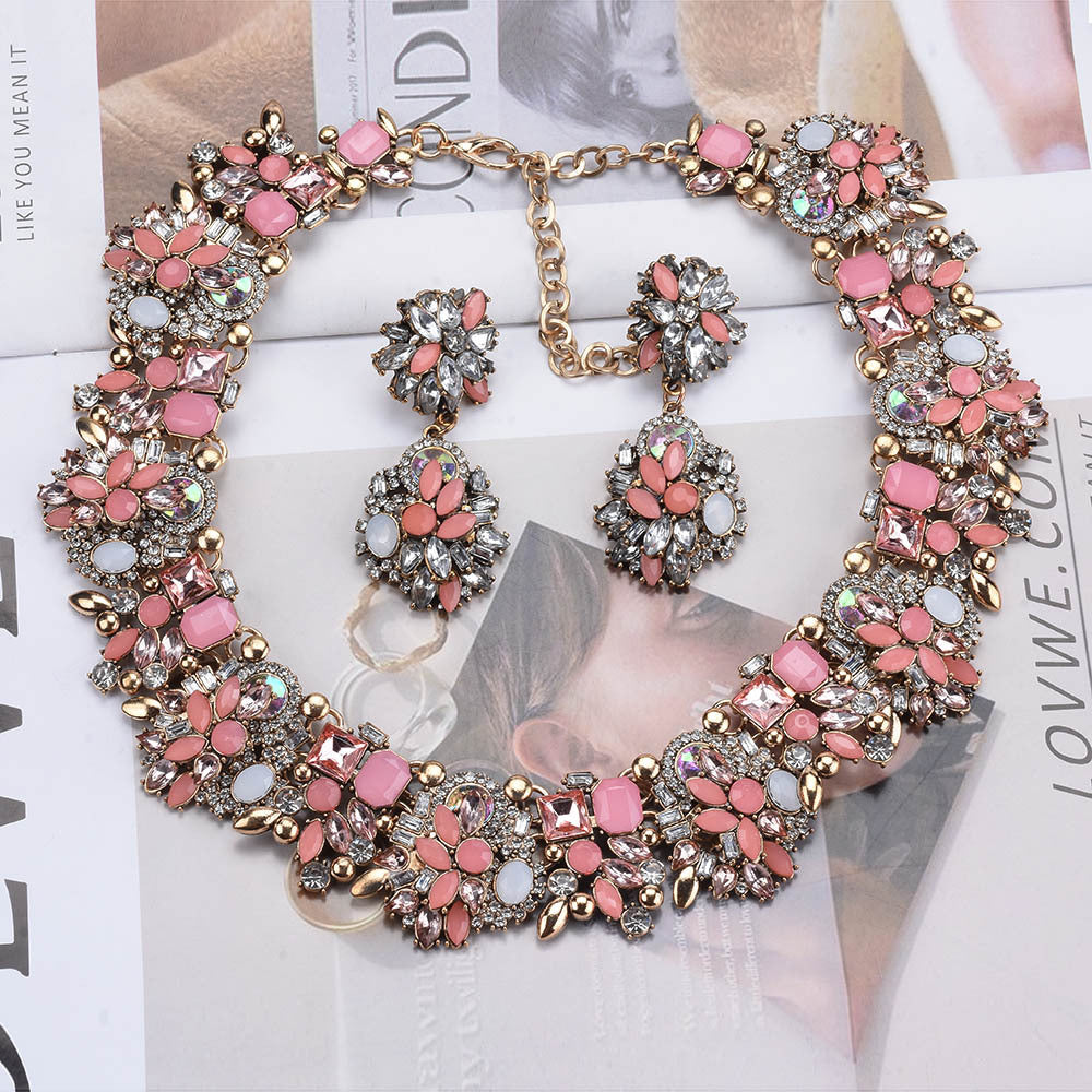 Fashion Retro Light Luxury Women's Necklace And Earrings Set