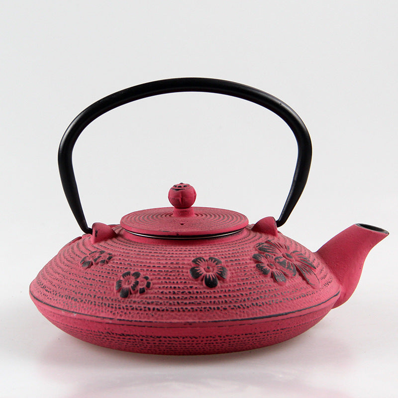Théière en fer prune fleurie avec filtre pour faire bouillir de l'eau, infuser du thé, et des ornements de théière bien-être.
