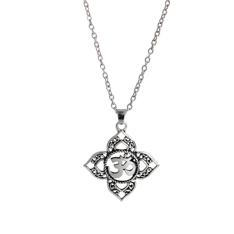 Openwork necklace short sweater chain