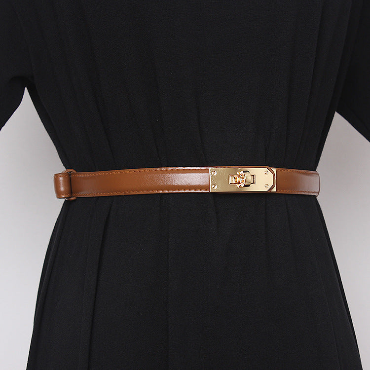 Femmes Ceinturées Accessoirisent Avec Jupe Et Pull