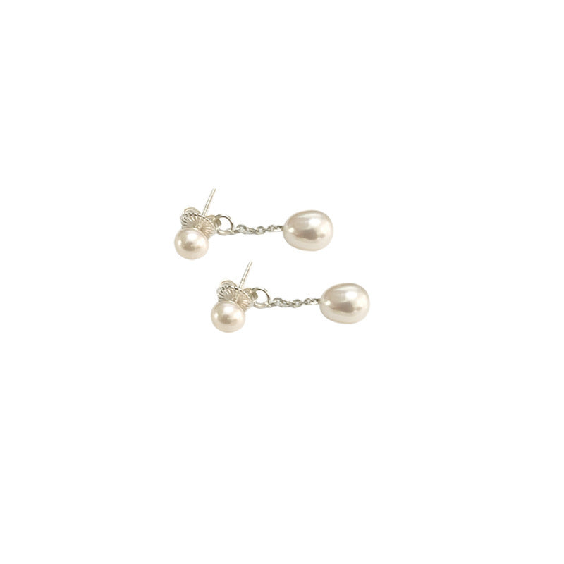 Les boucles d'oreilles en perles d'eau douce sont portées par les femmes pour deux