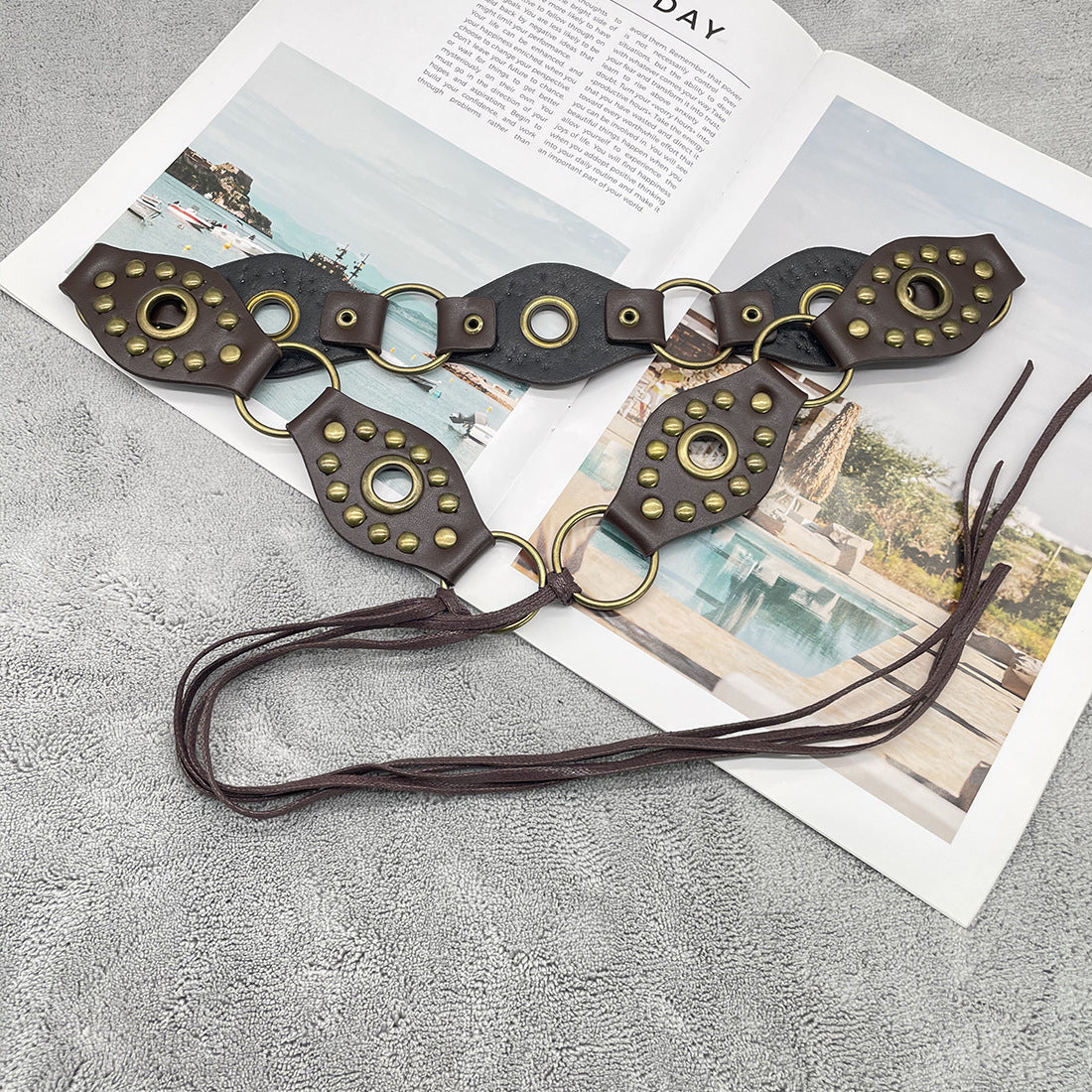 Ceinture à lacer avec motif anneau volant vintage