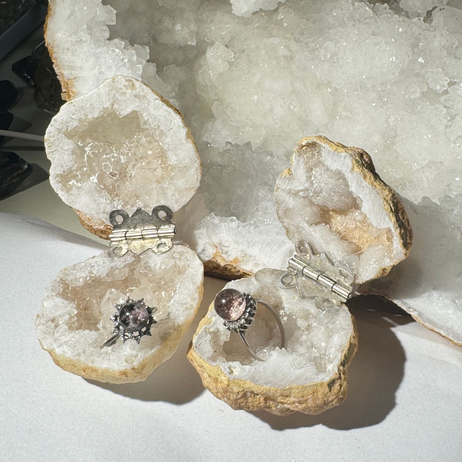 Natural Crystal Stone Bai Luo Ge Agate Crystal Hole Ring Box