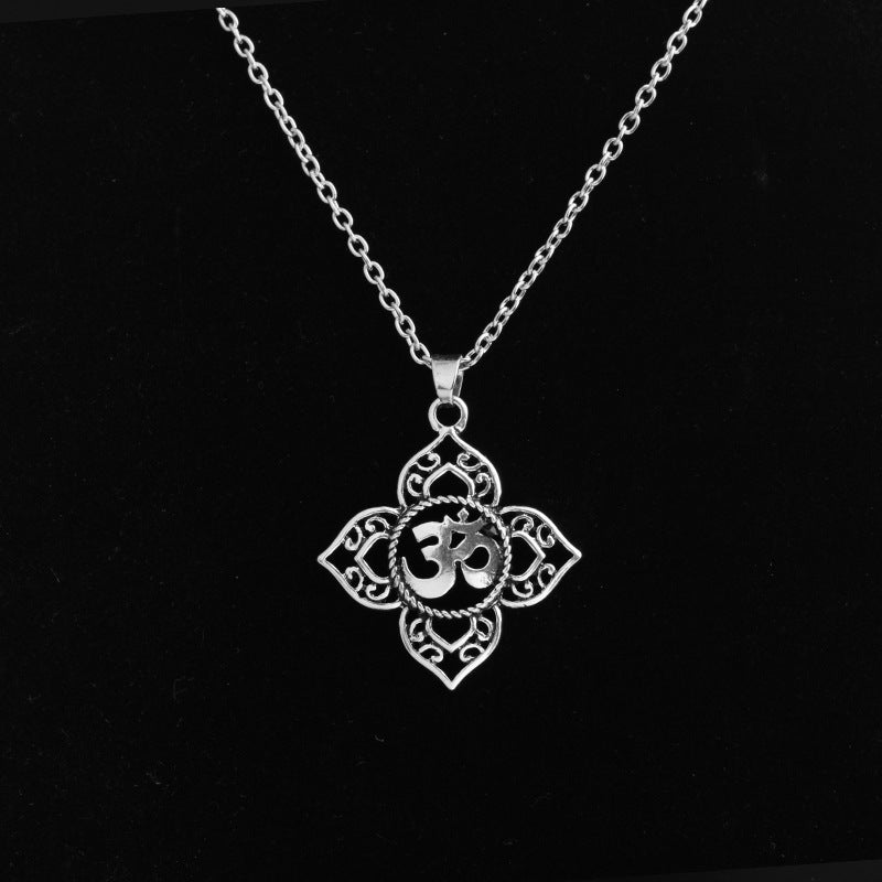 Openwork necklace short sweater chain