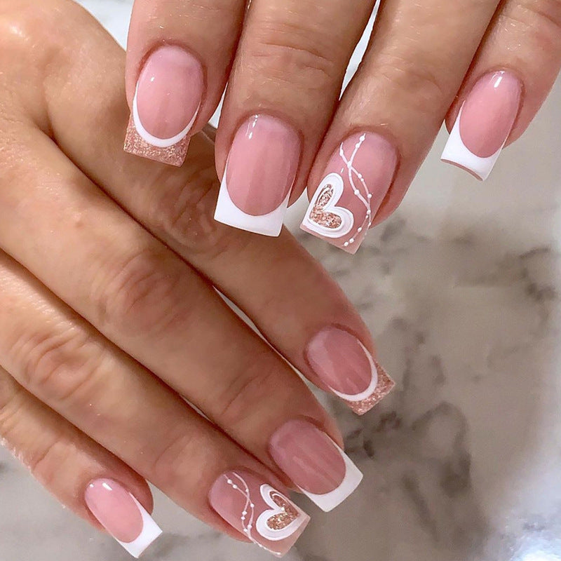 Fille stylée avec des ongles "cœur" brillants (style "French")