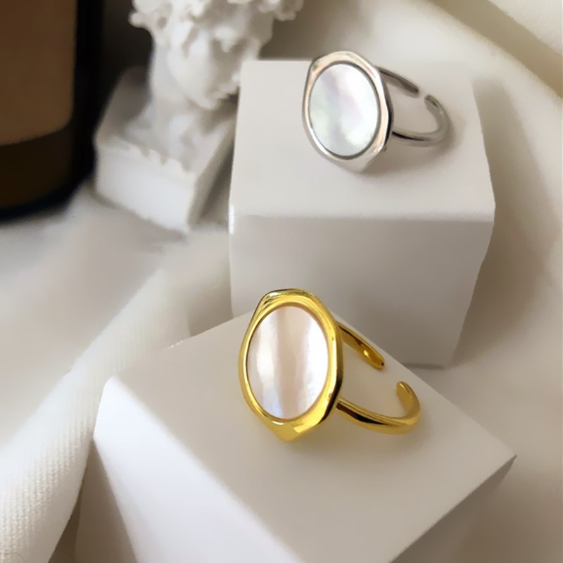 Geometric Circular Ring With Niche Design For Simplicity