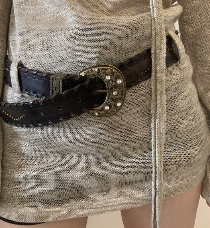 Ceinture à rivets effet vieilli, avec fil apparent, design unique