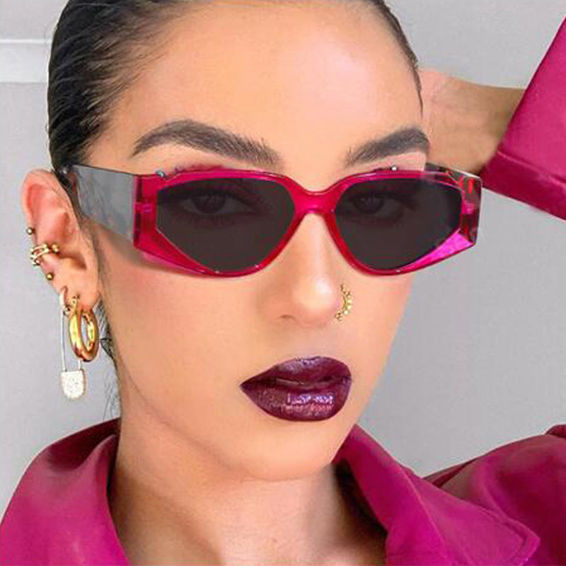 Lunettes de soleil à encoche triangulaire avec branches à motifs