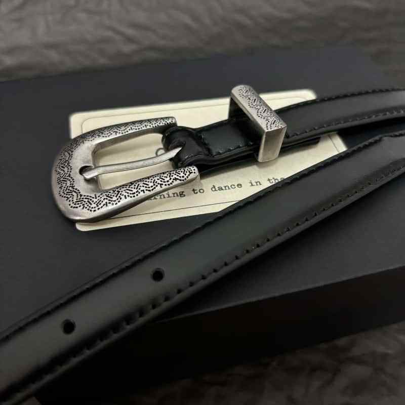 Ceinture en cuir pour femme à boucle ciselée en métal fin et étroit, motif original