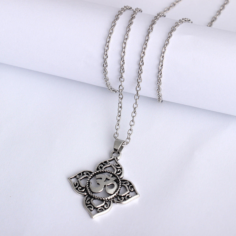 Openwork necklace short sweater chain