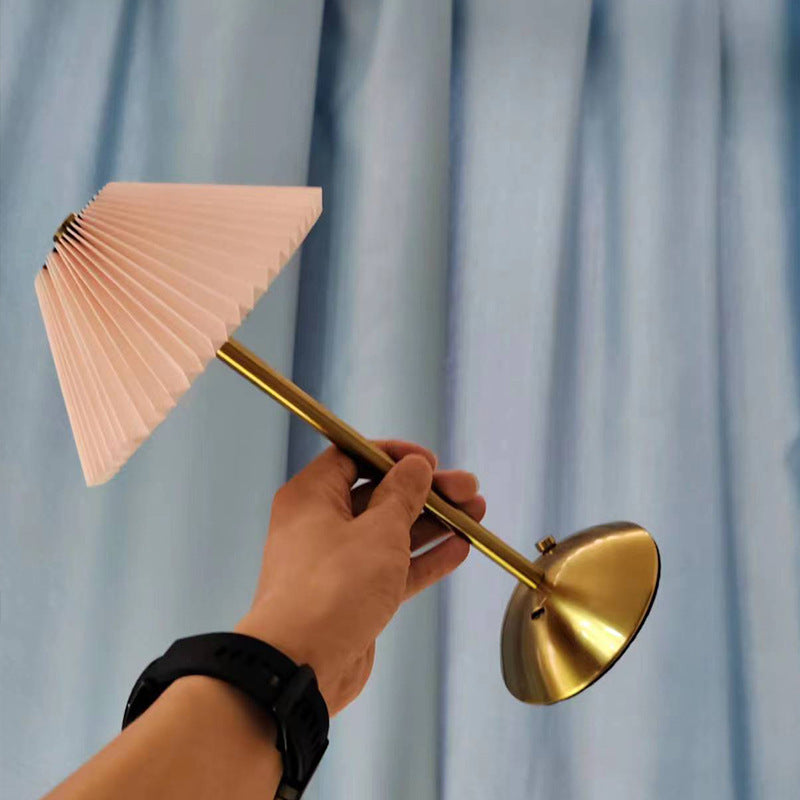 Lampe de chevet créative en métal style léger de luxe en forme de champignon