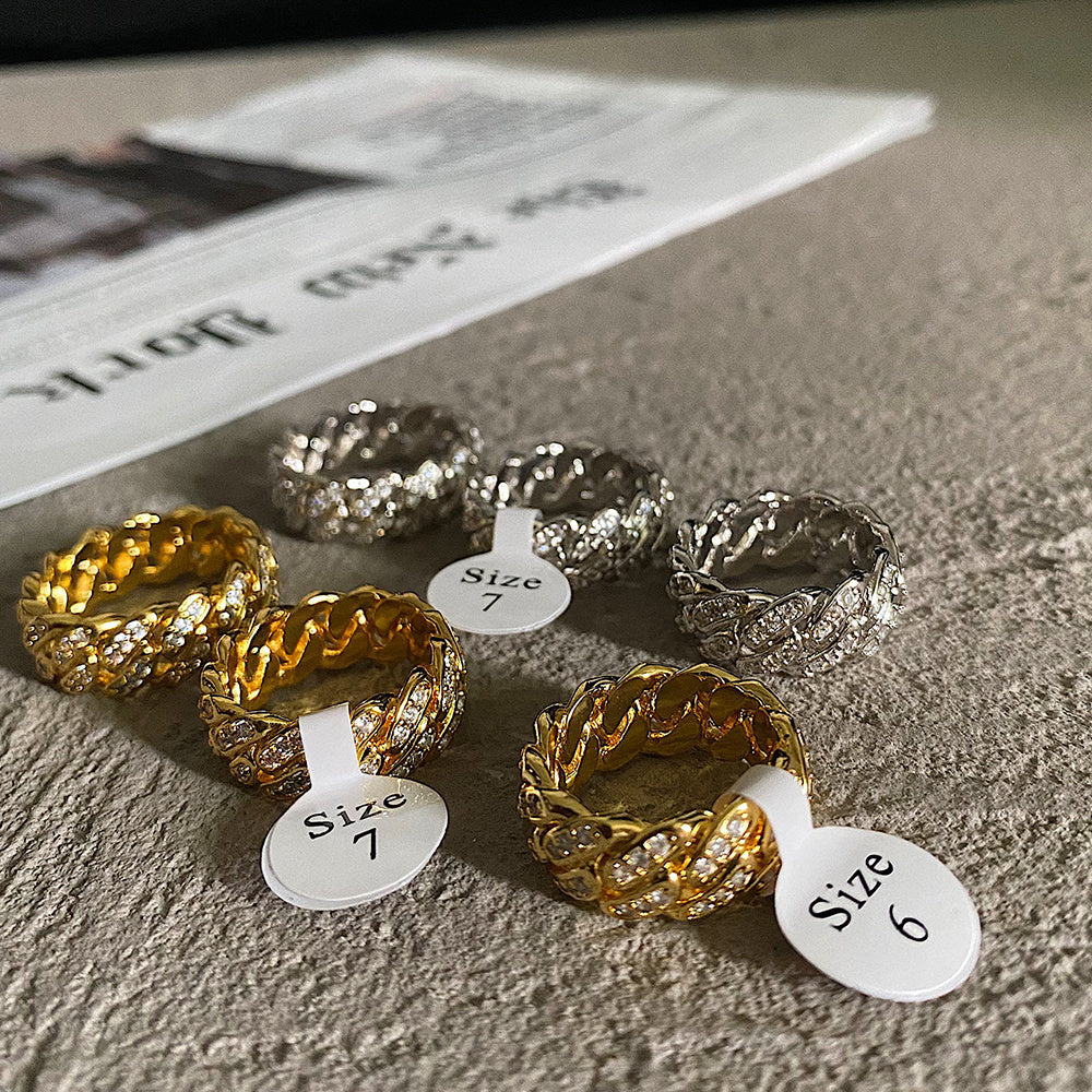 La Bague Cuban Entièrement Sertie de Diamants Brille de Mille Feux