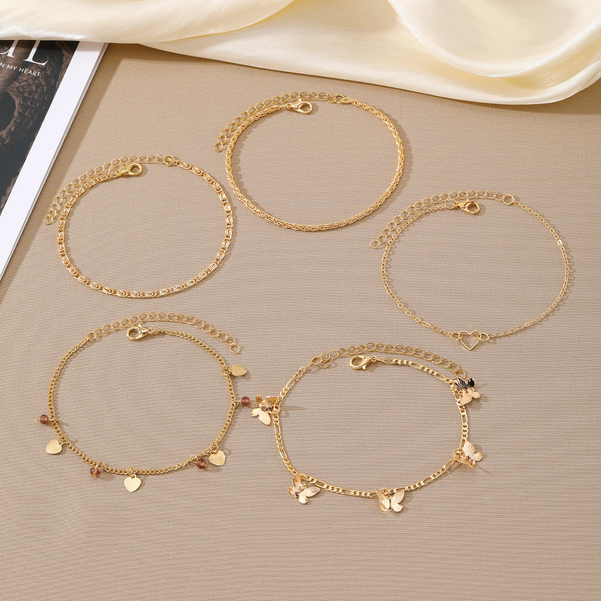 Set de cinq bracelets de cheville style plage et papillon