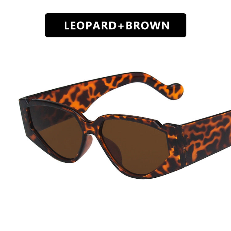 Lunettes de soleil à encoche triangulaire avec branches à motifs
