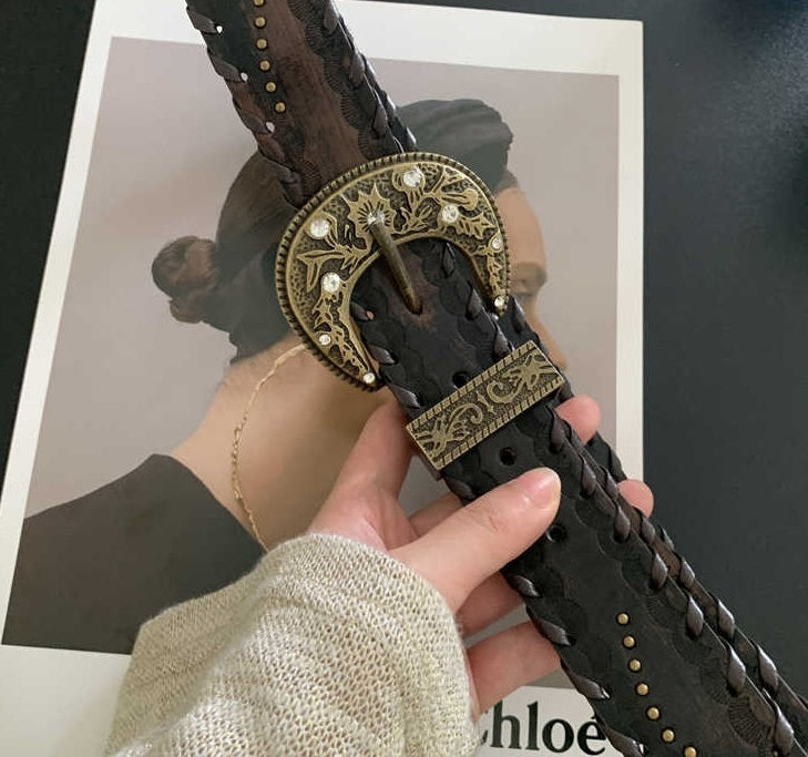 Ceinture à rivets effet vieilli, avec fil apparent, design unique